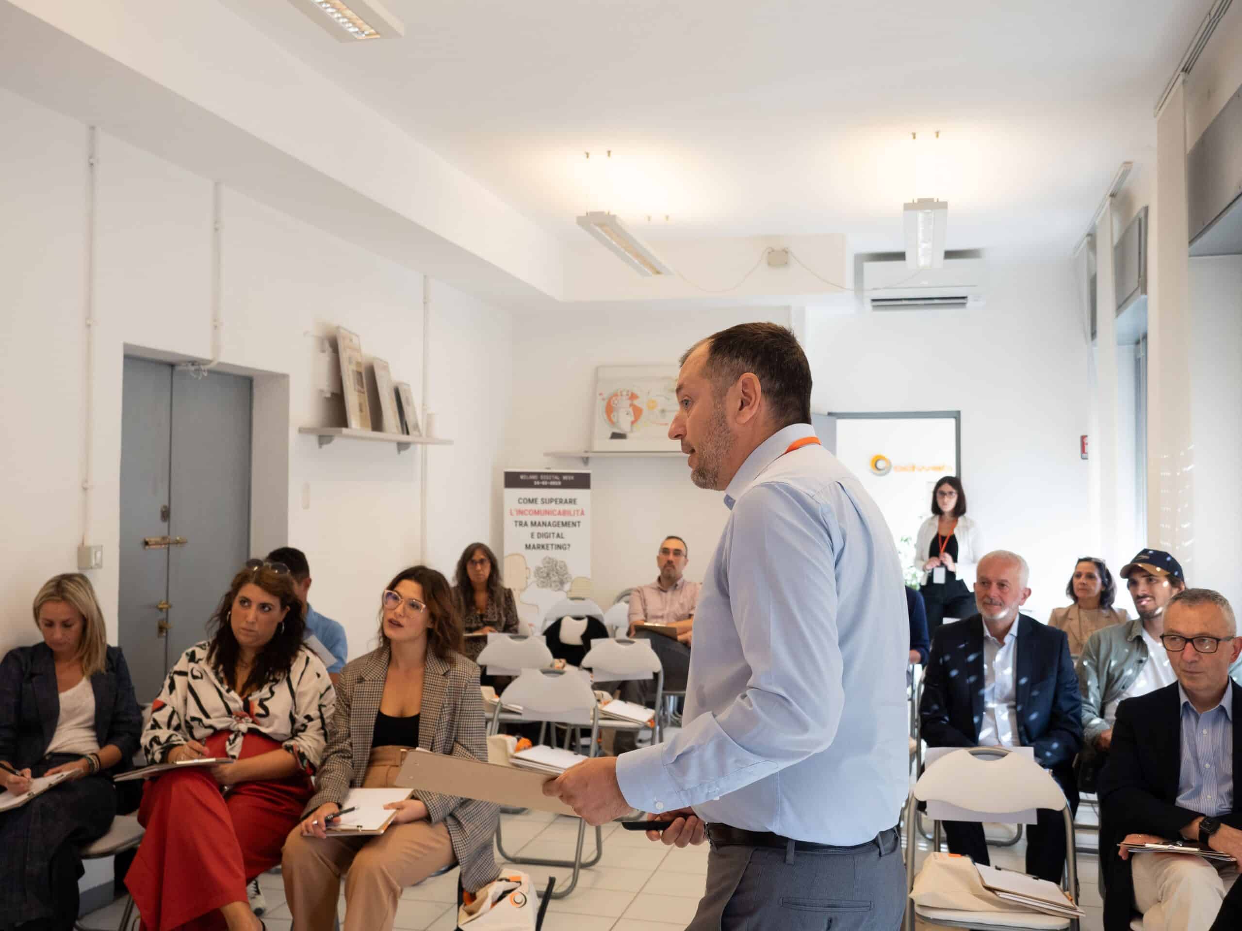 Confronto tra un funnel di vendita frammentato e un sistema di generazione opportunità B2B ottimizzato.