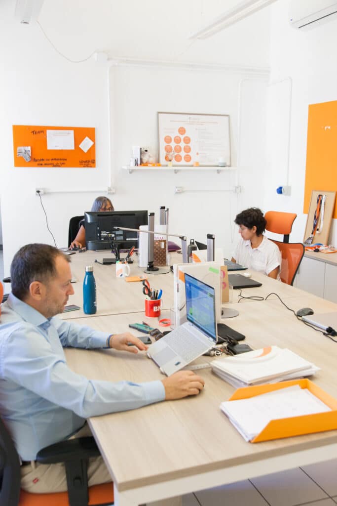  Team di consulenti dell'agenzia digital marketing B2B CD Web durante un'analisi strategica Inbound.