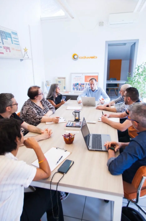  Team di consulenti dell'agenzia digital marketing B2B CD Web durante un'analisi strategica Inbound.